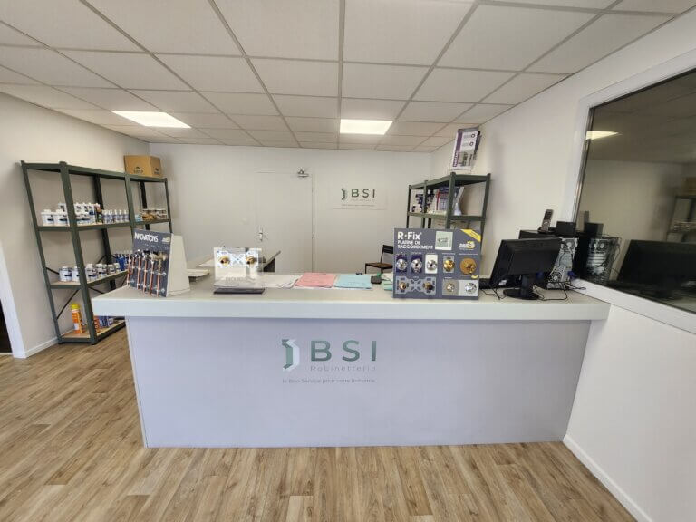 Comptoir du magasin BSI Robinetterie à Décines-Charpieu. Votre partenaire en robinetterie pour plombiers et chauffagistes